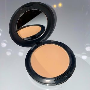 ✨MAC STUDIO FIX POWDER PLUS FOUNDATION IN N5✨